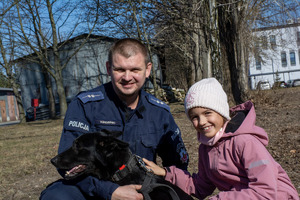na zdjęciu Pola , policyjny pies służbowy i jego przewodnik.