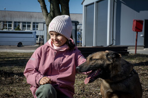 Pola i policyjny pies służbowy.