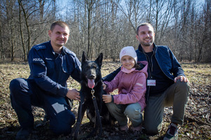 na zdjęciu policjant z psem służbowym, oraz laureat aukcji WOŚP z córką.