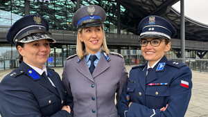 Policjantki w mundurach.