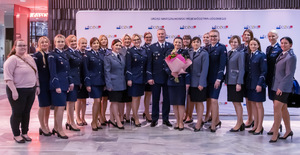 Komendant Wojewódzki Policji w Łodzi wraz z policjantkami garnizonu łódzkiego.