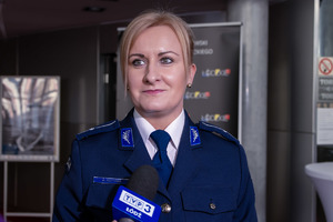 Policjantka udziela wywiadu.