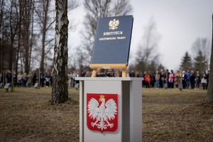 na zdjęciu godło oraz Konstytucja Rzeczypospolitej Polskiej.