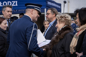 Komendant Wojewódzki wręcza certyfikat rodzinie funkcjonariusza Policji Państwowej.