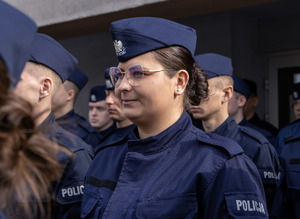 ślubujący nowo przyjęci policjanci.