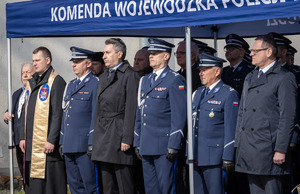 kadra kierownicza łódzkiego garnizonu podczas ślubowania i apelu pamięci.