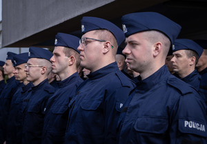 nowo przyjęci policjanci stoją w szeregu.