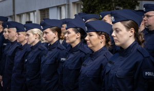 nowo przyjęci policjanci stoją w szeregu.