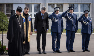 Komendanci, przedstawiciel policyjnych związków zawodowych, przedstawiciele duchowieństwa oraz prezes Stowarzyszenia ,,Rodzina Policyjna 1939r.&quot; oddają honory podczas apelu Pamięci.