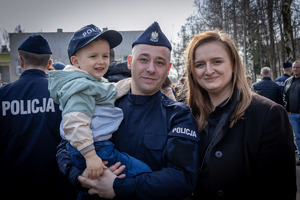 nowo przyjęty policjant z rodziną.