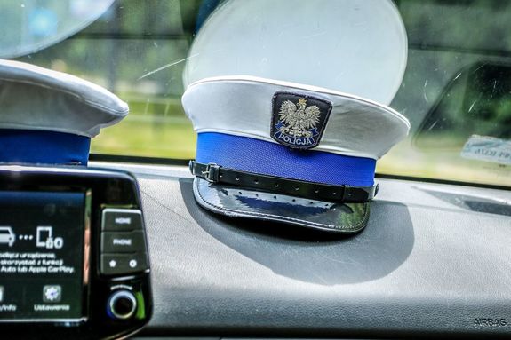 Czapka ruchu drogowego na desce rozdzielczej.