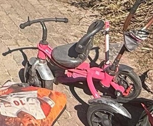 różowa hulajnoga.
