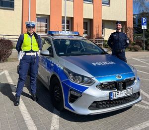 Policjanci przy radiowozie.