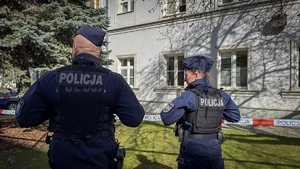 para policjantów stoi tyłem.