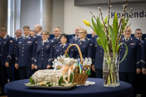 Pokarmy wielkanocne oraz baranek świąteczny.