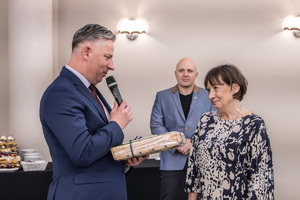 I Zastępca Komendanta Wojewódzkiego Policji w Łodzi insp. Jarosław Rybka składa świąteczne życzenia na ręce Pełnomocnika Fundacji Pomocy Wdowom i Sierotom po Poległych Policjntch.