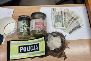 Zabezpieczone narkotyki i pieniądze.