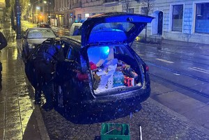 Policjant w trakcie sprawdzania pojazdu.