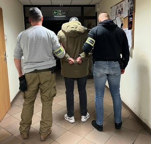 Policjanci z zatrzymanym mężczyzną.