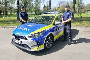 Policjanci przy radiowozie.