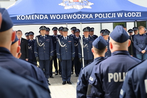 Zaproszeni goście i policjanci podczas uroczystości ślubowania.