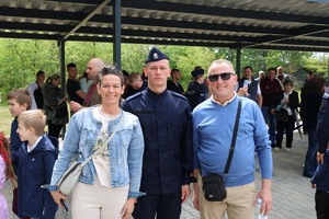 Policjant na zdjęciu z rodziną.