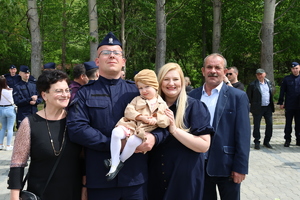 Policjant na zdjęciu z rodziną.