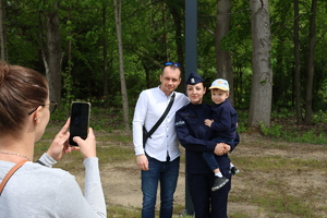 Policjant na zdjęciu z rodziną.