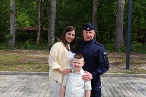 Policjant na zdjęciu z rodziną.