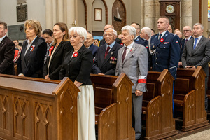 Oficjele podczas mszy.