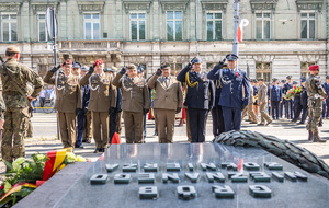 Przedstawiciele służb mundurowych podczas składania kwiatów.