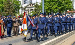 Przemarsz kompanii honorowej policji.