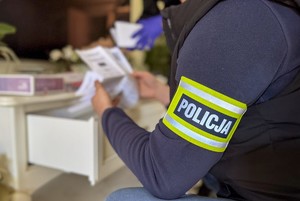 Policjant w trakcie przeszukania.