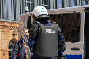 na zdjęciu uczeń klasy mundurowej podczas targów pracy przymierza sprzęt wykorzystywany w codziennej służbie policjanta opp.