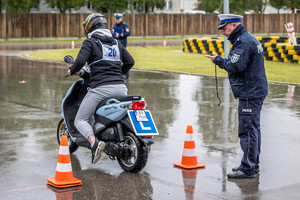 uczestnik na motorowerze