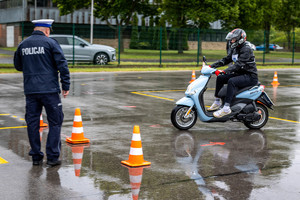 uczestnik na motorowerze