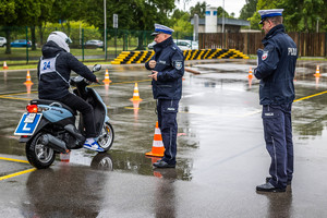 uczestnik na motorowerze