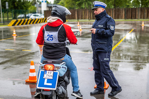 uczestnik na motorowerze
