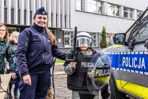 dziecko z policjantką