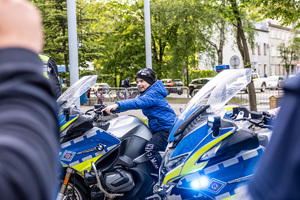 dziecko na motocyklu