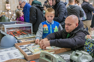 odwiedzający podczas wystawy