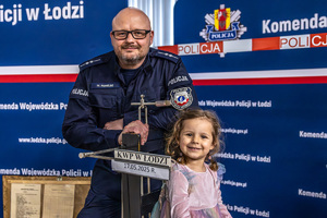 dziewczynka z policjantem