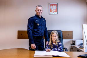 Komendant Wojewódzki Policji z dziewczynką