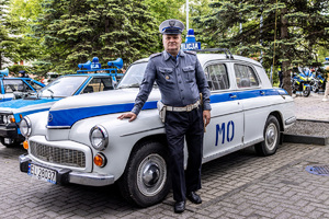 stary radiowóz milicji obywatelskiej
