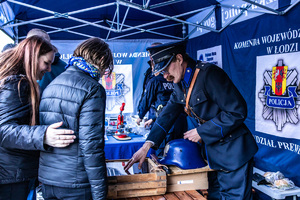 policjanci w historycznych strojach