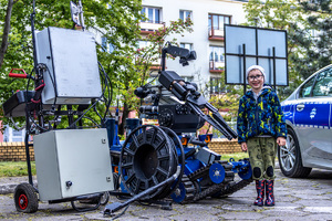 dziecko przed robotem policyjnym