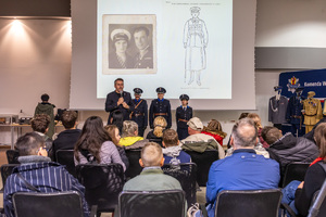 uczestnicy podczas wykładu historycznego