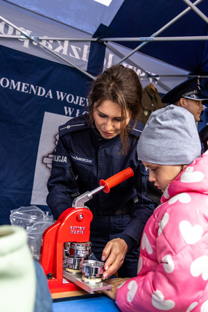policjantka z dziewczynką