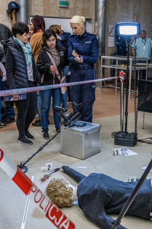 policjantka z gośćmi wystawy