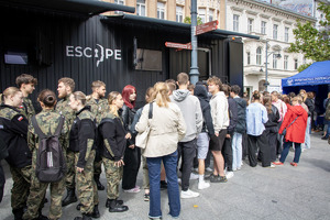 Młodzież stoi przed ciężarówką Escape Truck.